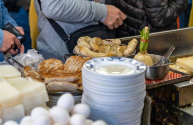 Taichung İkinci Market 'te yerel şalgam kek satıcısı. Eski pazarlar her zaman sırt çantalı gezginlerin favorisi olmuştur, özellikle de yiyecekler yüzünden. Taichung, Tayvan