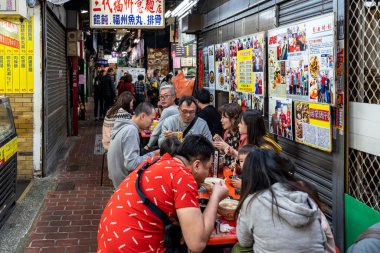 Taichung, Tayvan - 8 Aralık 2019: Taichung İkinci Halk Pazarı 'nda yerel erişte satıcısı. Eski pazarlar her zaman sırt çantalı gezginlerin favorisi olmuştur, özellikle de yiyecekler yüzünden.