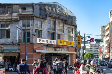 Taichung, Tayvan - 8 Aralık 2019: Taichung İkinci Kamu Pazarı. Ünlü turistik mekan, insanlar etrafta dolaşırken ve keşfederken görülebilir, özellikle de yiyecekler için.