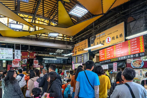 Taichung, taiwan - 8. Dezember 2019: lokaler Rübenkuchenverkäufer auf dem zweiten öffentlichen Markt in taichung. alter Markt war schon immer der Liebling der Rucksackreisenden, vor allem wegen des Essens — Stockfoto