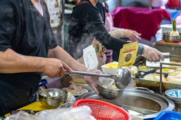 Taichung, Taiwan - 8 dec 2019: Lokal rovtårtförsäljare i Taichung Second Public Market. Gamla marknaden har alltid varit favorit bland ryggsäck resenärer, särskilt på grund av maten — Stockfoto