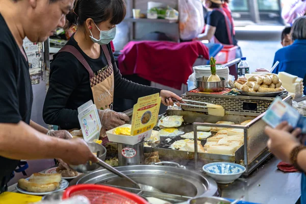 Taichung, Taiwán - 8 de diciembre de 2019: Vendedor local de pasteles de nabo en el Segundo Mercado Público de Taichung. El viejo mercado siempre ha sido el favorito de los viajeros de mochila, especialmente debido a la comida —  Fotos de Stock