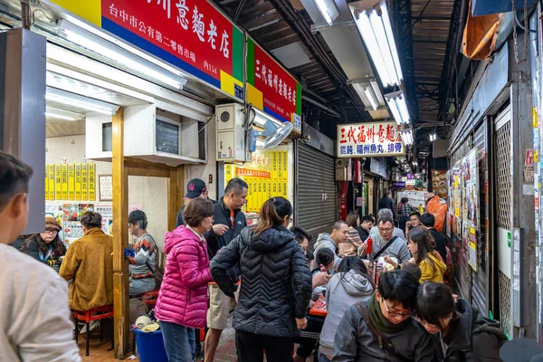 Taichung, Taiwan - 8 de dezembro de 2019: Vendedor local de macarrão no segundo mercado público de Taichung. Mercado antigo sempre foi o favorito dos viajantes mochila, especialmente por causa da comida — Fotografia de Stock