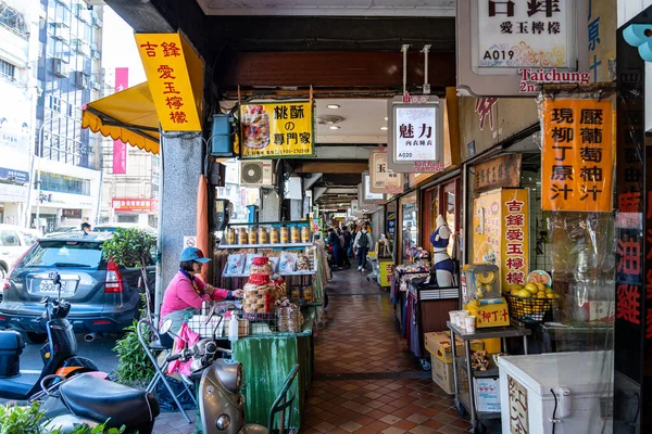 Taichung, Taiwan - 8 de dezembro de 2019: Taichung Second Public Market. famosa atração turística, as pessoas podem ver caminhando e explorando em torno dele, especialmente para a comida — Fotografia de Stock