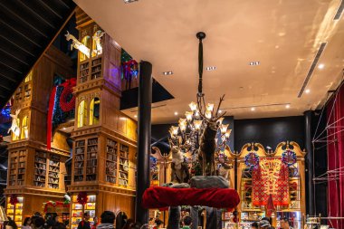 Miyahara 'nın iç dekorasyonu noel etkinliğinde. Kırmızı tuğlalı eski bir oftalmoloji kliniği çay, tatlı ve yemek için popüler bir dönüm noktasına dönüştü. Taichung, Tayvan - 08 Aralık 2019