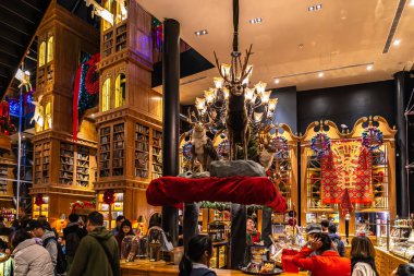 Miyahara 'nın iç dekorasyonu noel etkinliğinde. Kırmızı tuğlalı eski bir oftalmoloji kliniği çay, tatlı ve yemek için popüler bir dönüm noktasına dönüştü. Taichung, Tayvan - 08 Aralık 2019