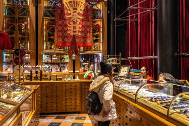 Miyahara 'nın iç dekorasyonu noel etkinliğinde. Kırmızı tuğlalı eski bir oftalmoloji kliniği çay, tatlı ve yemek için popüler bir dönüm noktasına dönüştü. Taichung, Tayvan - 08 Aralık 2019