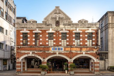 Taichung, Tayvan - 8 Aralık 2019: Tuğla duvarlı tarihi bina, Tayvan Suncake Müzesi (Chuan-An Hall veya Chuan An Tang), güneş pastası, ananas kurabiyesi ve hediyelik eşya satmaktadır.