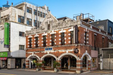 Taichung, Tayvan - 8 Aralık 2019: Tuğla duvarlı tarihi bina, Tayvan Suncake Müzesi (Chuan-An Hall veya Chuan An Tang), güneş pastası, ananas kurabiyesi ve hediyelik eşya satmaktadır.