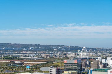 Taichung, Tayvan - 08 Aralık 2019: Güneşli bir günde şehrin ufuk çizgisi olan Shuinan Ekonomi ve Ticaret Parkı 'nda Taichung Central Park