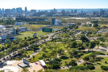Taichung, Tayvan - 08 Aralık 2019: Güneşli bir günde şehrin ufuk çizgisi olan Shuinan Ekonomi ve Ticaret Parkı 'nda Taichung Central Park