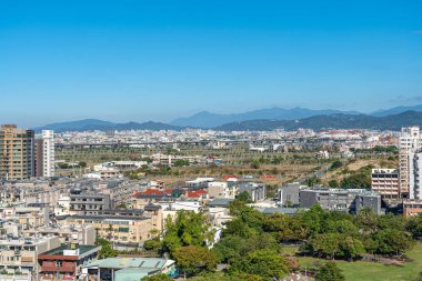 Taichung, Tayvan - 08 Aralık 2019: Güneşli bir günde Taichung şehri Beitun Bölgesi ufuk çizgisi. Bu bölgede çok fazla yeşil alan var.