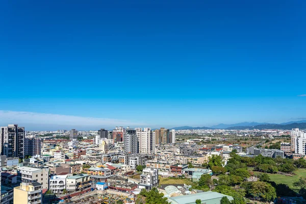 Taichung, Taiwán - 08 de diciembre de 2019: Taichung city Beitun District skyline in sunny day. Mucho espacio verde en esta área — Foto de Stock
