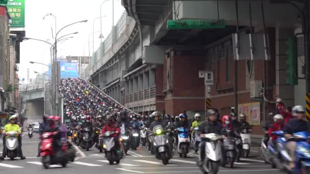 Taipei Taiwan Nov 2019 Scooter Waterfall Traffic Jam Crowded Motorcycles — Stock Video