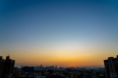 Taichung, Tayvan - 14 Aralık 2019: Günbatımında Taichung City West District ufuk çizgisi