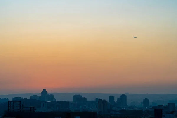 カラフルな空の背景と日没の時間の近代的な都市のスカイライン — ストック写真