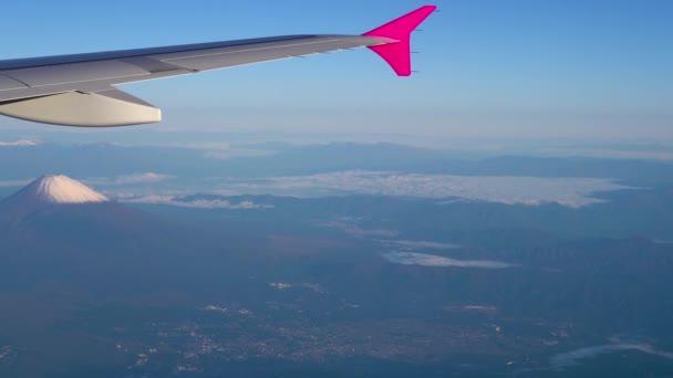 Fuji Dağı Yla Birlikte Uçak Kanadının Havadan Görüntüsü Arkaplanda Mavi — Stok video