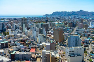 Baharın güneşli sabahında Hakodate şehrinin ufuk çizgisi. Hokkaido, Japonya - 29 Nisan 2019