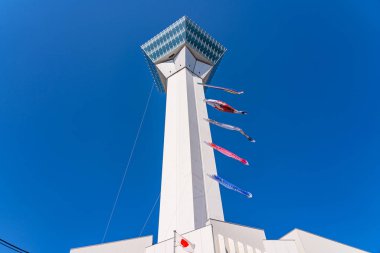 Goryokaku Park Kulesi ilkbaharda kiraz çiçekleri açar açık mavi gökyüzü ile güneşli bir mevsim, Hakodate City, Hokkaido, Japonya 'da güzel yıldız şekilli kale