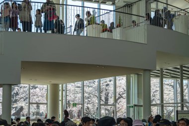 Hokkaido, Japonya - 29 Nisan 2019: Goryokaku Kulesinin iç lobisi. İnsanlar ilkbaharda buraya çiçek açan kiraz çiçeklerinin tadını çıkarmaya gelirler. Ziyaretçiler gözlem güvertesine asansör bekliyor.