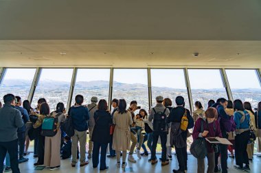 Hokkaido, Japonya - 29 Nisan 2019: Goryokaku Kule Gözlem Güvertesi, güzel yıldız şekilli kale olan parkın tüm manzarasını komuta etmektedir. İnsanlar ilkbaharda çiçek açan kiraz çiçeklerinin tadını çıkarmak için gelirler.