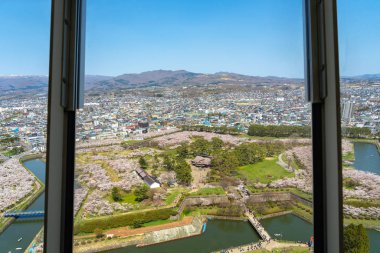 Goryokaku Kule Gözlem Güvertesi güzel yıldız şekilli kale parkın tüm manzarasına hükmediyor. İnsanlar ilkbaharda çiçek açan kiraz çiçeklerinin tadını çıkarmak için gelirler. Hokkaido, Japonya