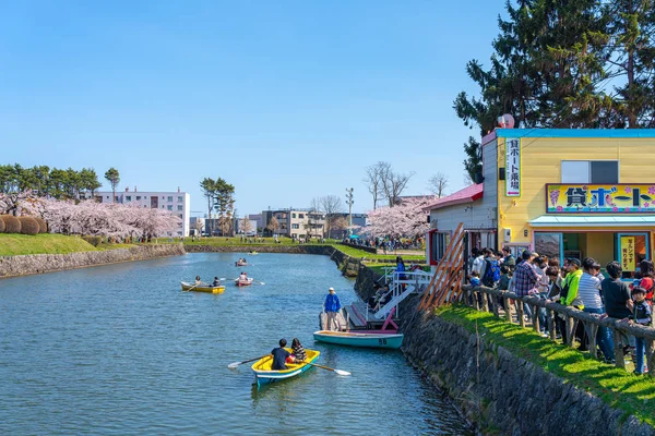 Parque de la fortaleza de la estrella de Goryokaku en primavera flor de cerezo plena temporada de floración con cielo azul claro día soleado, los visitantes disfrutan de las hermosas flores de sakura en la ciudad de Hakodate, Hokkaido, Japón 29 de abril 2019 — Foto de Stock