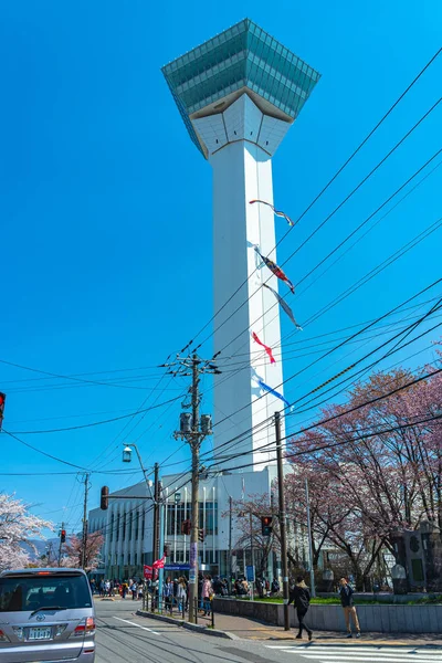 Hokkaido, Japón - 29 de abril de 2019: Goryokaku Park Tower en primavera flor de cerezo temporada de plena floración día soleado con cielo azul claro, la hermosa fortaleza en forma de estrella en la ciudad de Hakodate — Foto de Stock