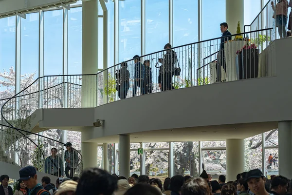 Hokkaido, Japonya - 29 Nisan 2019: Goryokaku Kulesinin iç lobisi. İnsanlar ilkbaharda buraya çiçek açan kiraz çiçeklerinin tadını çıkarmaya gelirler. Ziyaretçiler gözlem güvertesine asansör bekliyor.