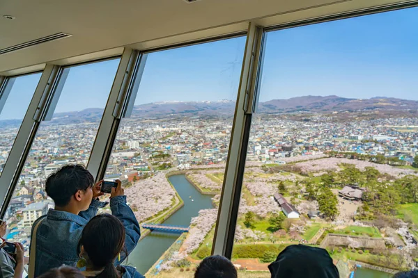 Goryokaku Tower Observation Deck ovládají celý pohled na park, nádhernou pevnost ve tvaru hvězdy. Lidé přicházejí na jaře, aby si užili třešňové květy plného květu. Hokkaido, Japonsko — Stock fotografie
