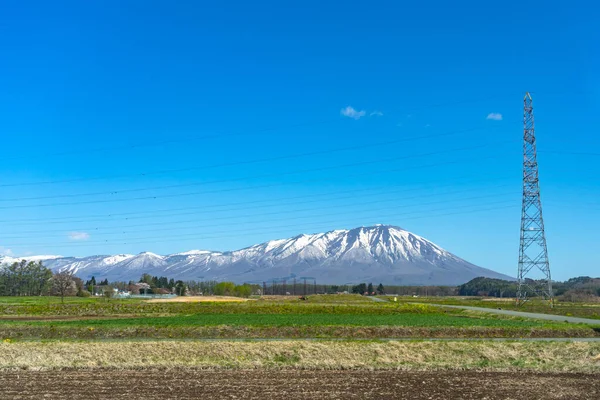 Snow capped Mount Iwate with clear blue sky natural background, beauty townscape of Takizawa and Shizukuishi City in springtime season sunny day, Iwate, Tohoku, Japan. Towada-Hachimantai National Park — Stock Photo, Image