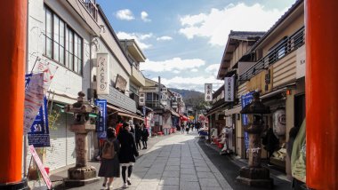 Kyoto, Japonya - 11 Aralık 2016: Fushimi Inari-taisha Tapınağı. Binlerce kızıl Torii kapısı bir tepede.