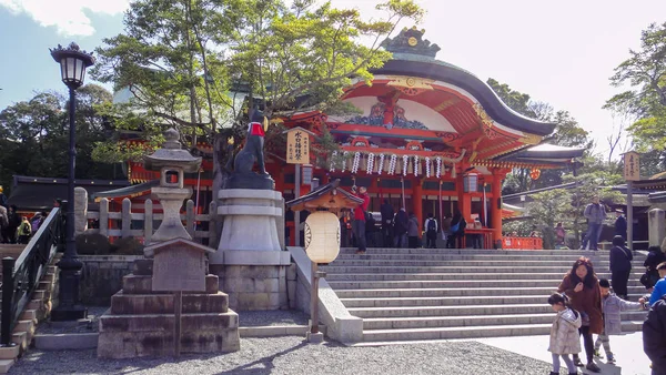 Kyoto, Japan - 11 mrt 2016: Fushimi Inari-taisha heiligdom. Duizenden vermiljoen Torii-poorten op een heuvel — Stockfoto