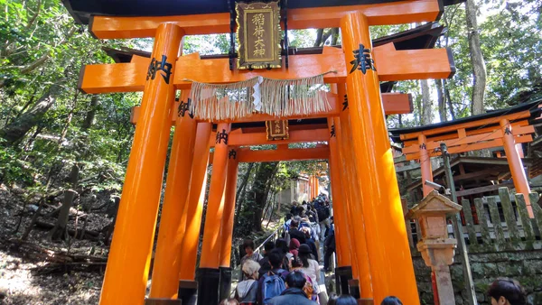 Kyoto, Japão - 11 de março de 2016: Santuário Fushimi Inari-taisha. Milhares de incontáveis portões de Torii em uma colina — Fotografia de Stock