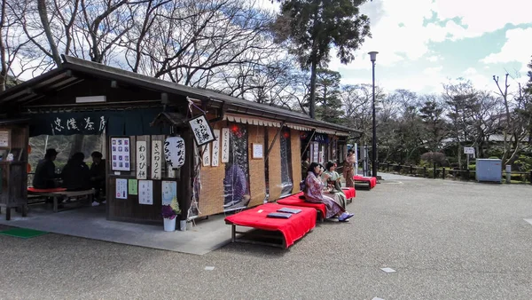 日本京都- 2016年3月11日：拥挤的游客在Matsubara-dori街上。 Kiyomizu-dera庙宇附近到处都是商店和餐馆 — 图库照片
