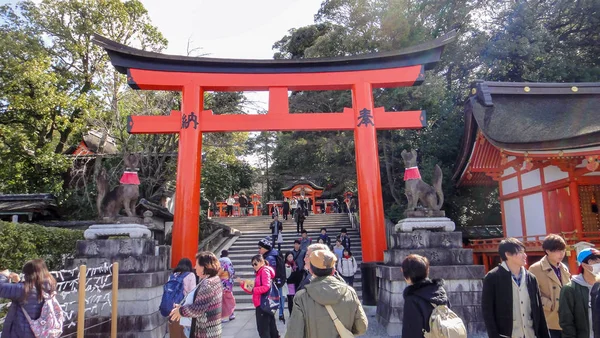 Kyoto, Japan - 11 mrt 2016: Fushimi Inari-taisha heiligdom. Duizenden vermiljoen Torii-poorten op een heuvel — Stockfoto