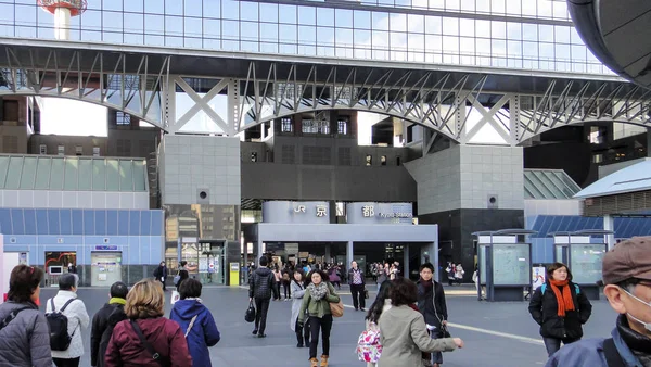 Kyoto, Japón - Mar 11 2016: Kyoto Station Square. Vista del horizonte de la ciudad de Kioto con la torre de Kioto por la mañana — Foto de Stock