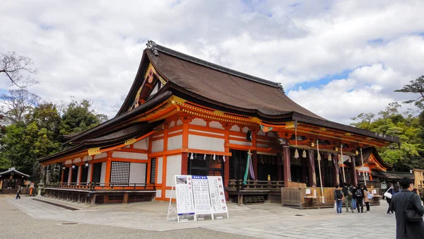 Κιότο, Ιαπωνία - 11 Μαρ 2016: Yasaka ή Gion Shrine. Yasaka Shrine είναι ένα από τα πιο διάσημα ιερά στο Κιότο μεταξύ Gion District και Higashiyama District. — Φωτογραφία Αρχείου