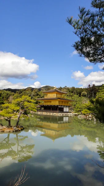 Kyoto, Japão - 11 de março de 2016: Kinkaku-ji "Temple of the Golden Pavilion", oficialmente chamado de Rokuon-ji um templo budista zen em Kyoto, Japão. É um dos edifícios mais populares do Japão — Fotografia de Stock