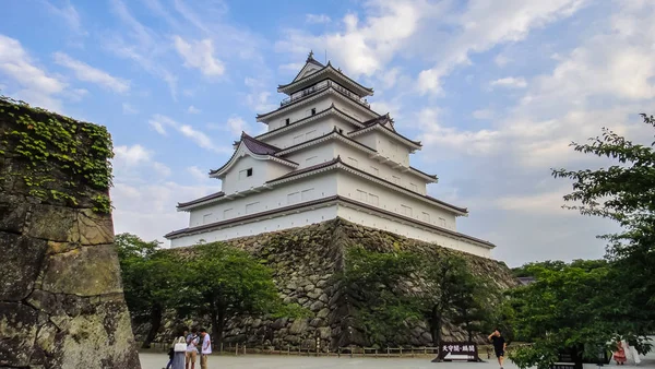 Castello di Aizu-Wakamatsu, alias Castello di Tsuruga. Una replica concreta di un castello tradizionale giapponese, al centro della città di Aizuwakamatsu, nella prefettura di Fukushima, in Giappone. 14 agosto 2016 — Foto Stock
