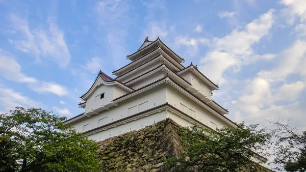 Замок Айдзу-Вакамацу, он же Замок Цуруга. Бетонная копия традиционного японского замка в центре города Айдзувакамацу, префектура Фукусима, Япония. 14 августа 2016 г. — стоковое фото