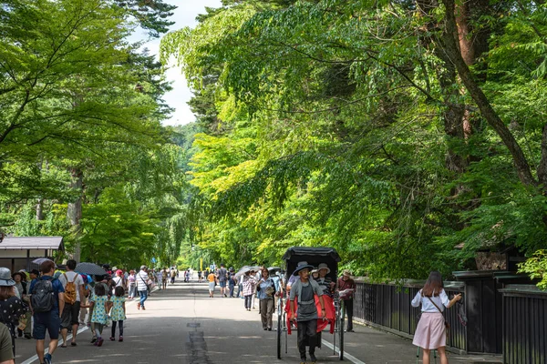 Kakunodate Town, Distrito de Semboku, Prefectura de Akita, Japón - 28 de abril de 2019: Kakunodate Bukeyashiki Street (residencias samurai) en el día soleado de verano. Visitantes turismo aquí — Foto de Stock