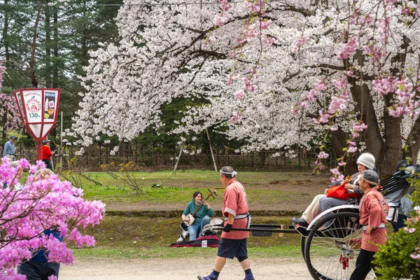 Hirosaki Park Kirschblüten matsuri Festival im Frühling Jahreszeit sonnigen Tag Morgen. Besucher genießen Schönheit in voller Blüte rosa Sakura-Blüten. aomori präfektur, tohoku region, japan - 24. april 2019 — Stockfoto