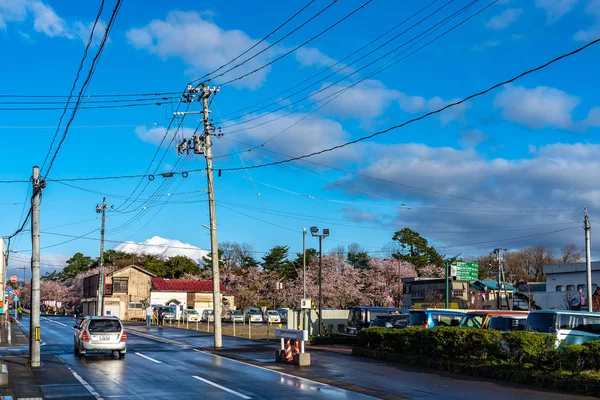 Hirosaki city, Prefectura de Aomori, Japón - 24 de abril de 2019: Vista de la calle Hirosaki en temporada de primavera día soleado. Visitante disfrutar de la flor de cerezo matsuri festival, la belleza flor llena de flores de los árboles de color rosa —  Fotos de Stock