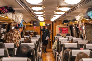 Oita Eyaleti, Japonya - 5 Ocak 2020: Kyushu Demiryolu Şirketi (Jr. Kyushu) tarafından işletilen Yufuin no Mori sınırlı ekspres treni. Sizi Yufuin 'e götüren bir tatil köyü. Enfes bir kaplıcaya.