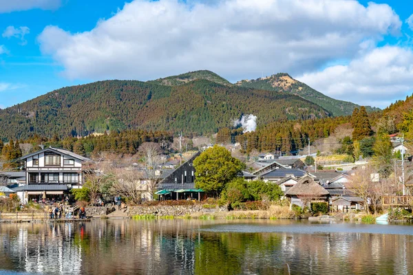 Golden Scale Lake y Yufu Mountain en invierno día soleado con cielo azul claro. Este popular lugar turístico comúnmente visto y fotografiado por el turista. Yufuin, Prefectura de Oita, Japón — Foto de Stock