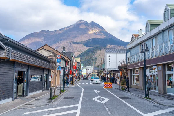 Yufuin, Oita Bölgesi, Japonya - 5 Ocak 2020: Açık mavi gökyüzü ile kış güneşli bir günde Yufuin şehri. Sokakta bir sürü dükkan var, turistler yeni yıl tatili için buraya geliyor.