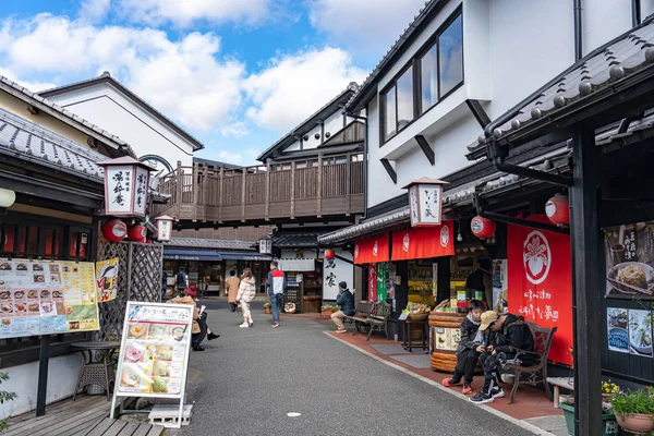 Yufuin, oita-präfektur, japan - 5. januar 2020: stadtbild von yufuin im winter sonniger tag mit klarem blauen himmel. viele Geschäfte auf der Straße, Touristen kommen hierher zum Sightseeing in den Neujahrsferien — Stockfoto