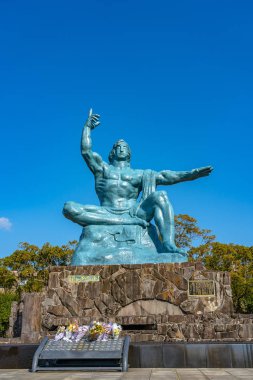 Nagasaki Eyaleti, Japonya - 2 Ocak 2020: Güneşli bir günde Nagasaki Barış Parkı 'nda Barış Heykeli. 9 Ağustos 1945 'te 2. Dünya Savaşı sırasında şehrin bombalanmasını anan tarihi bir park.