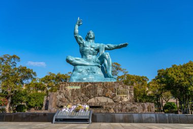 Nagasaki Eyaleti, Japonya - 2 Ocak 2020: Güneşli bir günde Nagasaki Barış Parkı 'nda Barış Heykeli. 9 Ağustos 1945 'te 2. Dünya Savaşı sırasında şehrin bombalanmasını anan tarihi bir park.